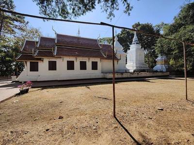 Overzicht van wihan en chedi's van Wat Pa Daeng vanuit het noorden