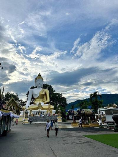 ภาพวัดในเชียงใหม่ โดย ManoiCMU · A wat in Chiang Mai, photographed by ManoiCMU