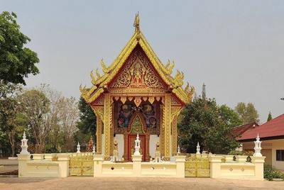 Ubosot van Wat Rong Tham Samakkhi, vooraanzicht.