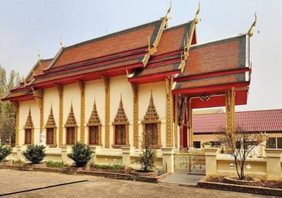 Ubosot van Wat Rong Tham Samakkhi, zijaanzicht.