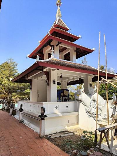 Wat Tamnak Suankhwan Sirimangkalachan De Trom- en Beltoren rechts naast het Wihan-gebouw.