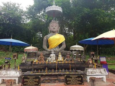 Wat That Khao (วัดธาตุขาว; "Temple of the White Reliquary"), part of the ancient city Wiang Kum Kam , in Saraphi District , Chiang Mai Province , Thailand .