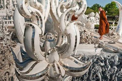 Wat Rong Khun / White Temple in Nord-Thailand. Von Chalermchai Kositpipat in Chiang Rai