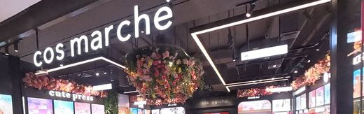 cos marché — storefront and floral entrance