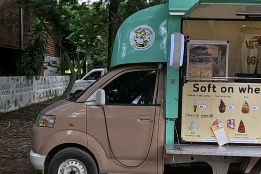 Soft on wheels ice-cream truck — Chamcha Market, San Kamphaeng