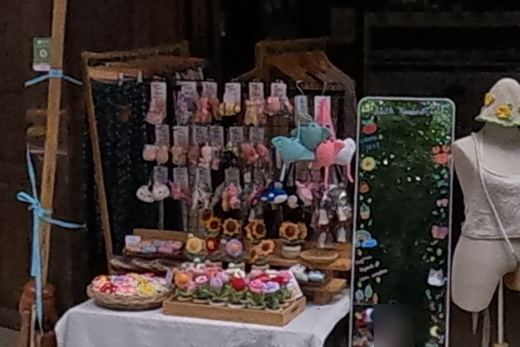 Crochet flowers and animal keyrings at Awila — Chamcha Market, San Kamphaeng