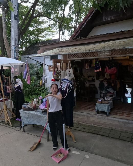 Shopkeeper at Baan-U-Sa — Chamcha Market, San Kamphaeng