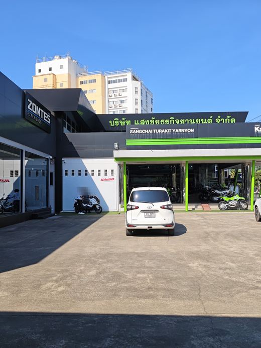 Sangchai Turakit Yarnyon's forecourt and green-trimmed showroom