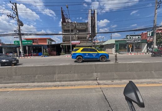 Across the road, an open-front fish-head hotpot eatery, a roast-duck shop in an old three-storey building, and the Happy Drugs pharmacy; a yellow-and-blue taxi 