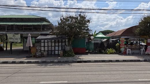 Roadside food stalls under tin roofs