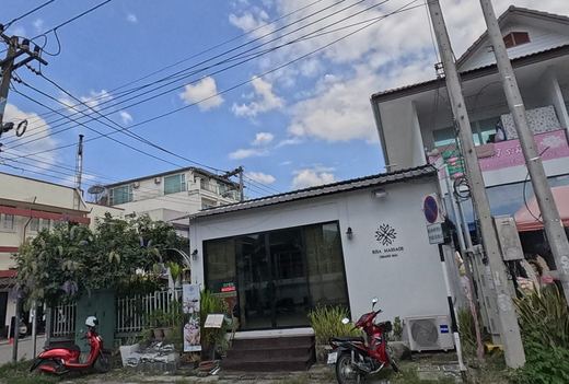 Risa Thai Massage, seen from the road