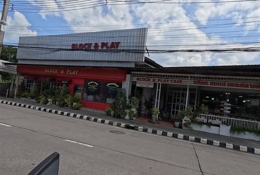 Block and Play Cafe, seen from the road