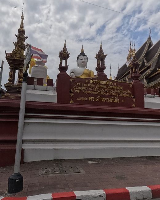 Corner Buddha shrine, Wat Rachamontian