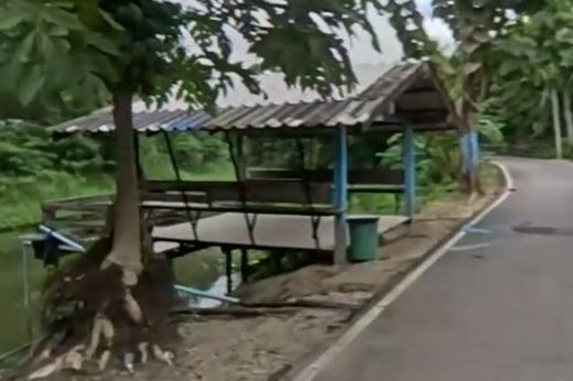 Canal-side rest pavilion — San Kamphaeng
