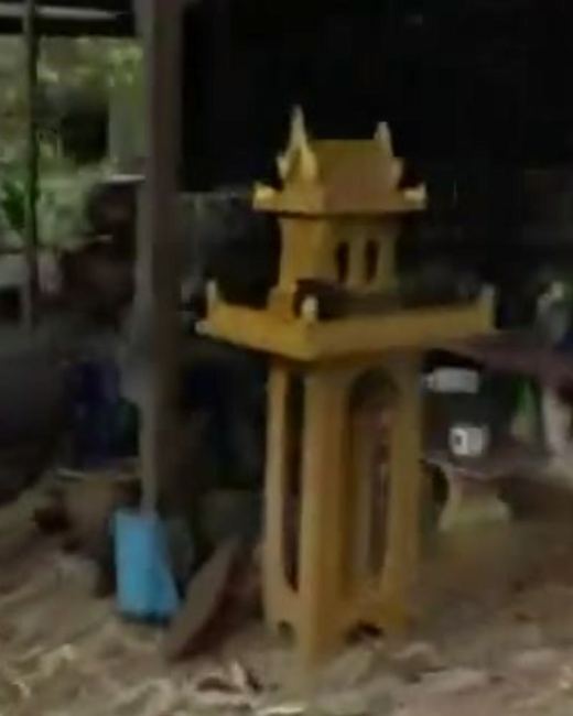 Gold spirit house in the yard — San Kamphaeng