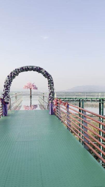 Walkway toward the river