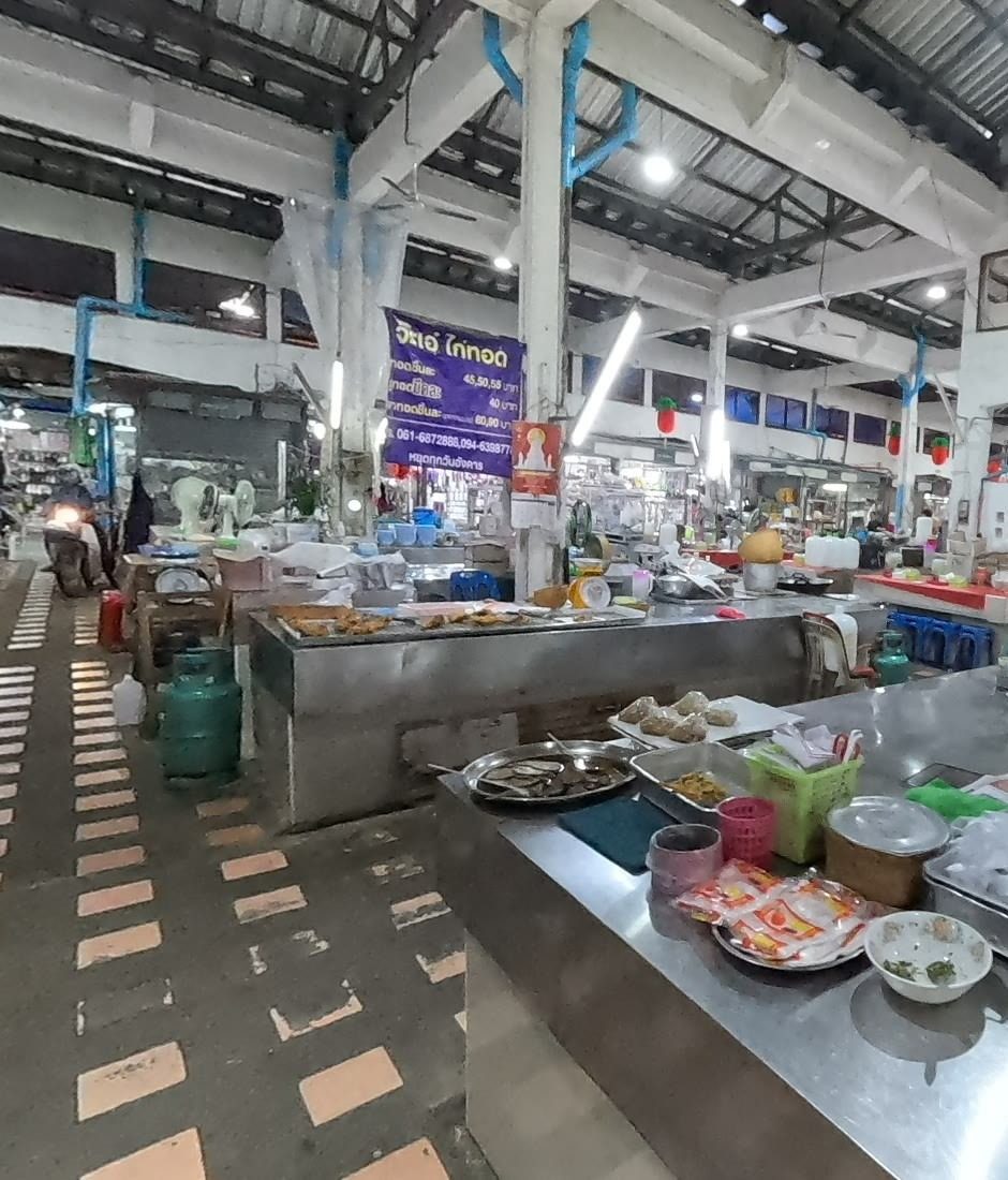 Covered hall of Chiang Rai Municipal Market 1: cooked-food counters