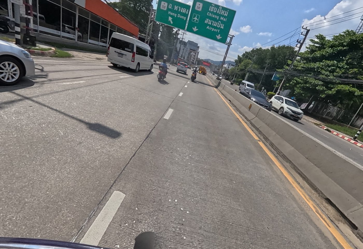 Junction with overhead signs: left to Hang Dong, straight to Chiang Mai and the airport