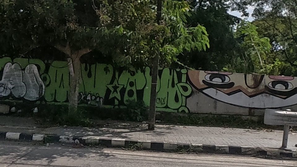 Green bubble-tag piece with a cartoon face beside it