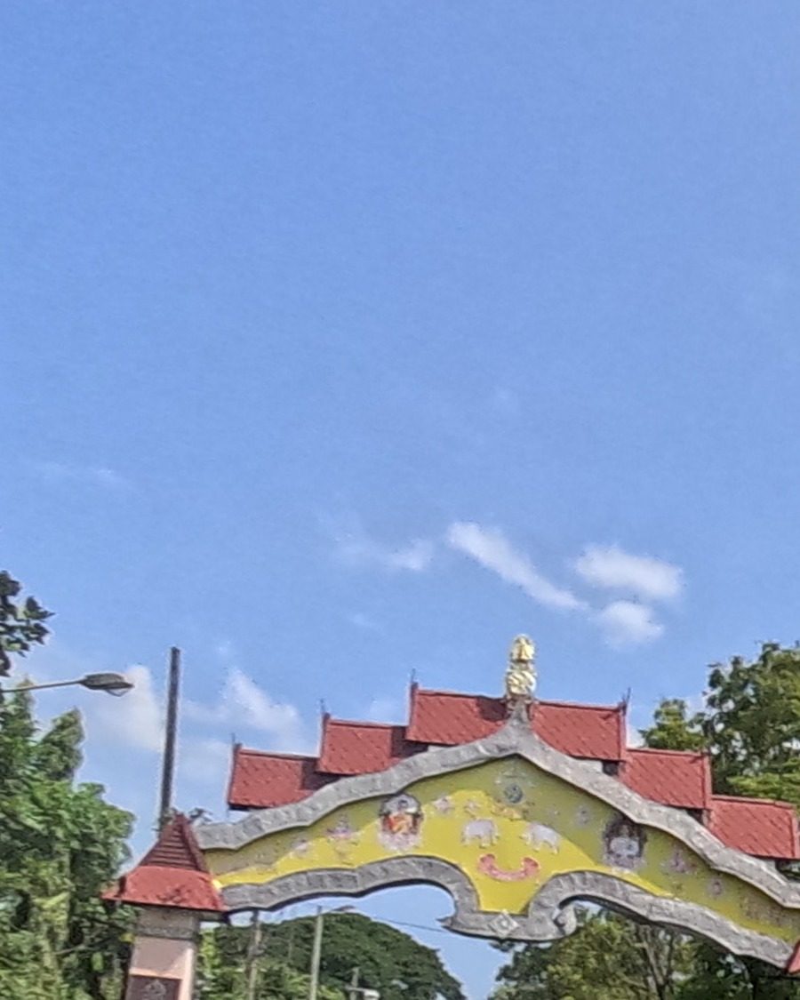 Suan Dok Gate arch over the avenue