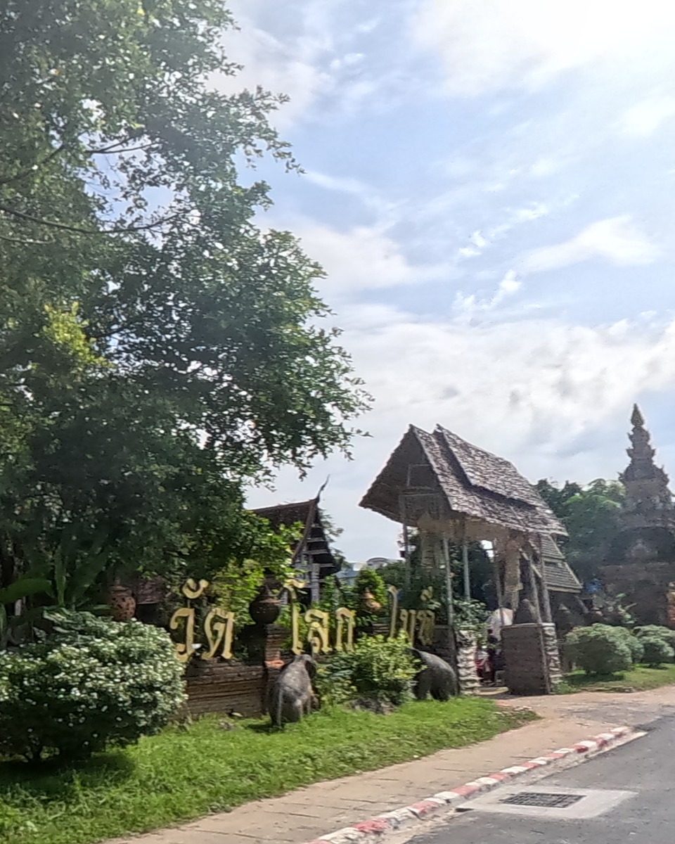 Wat Lok Moli's gate and chedi