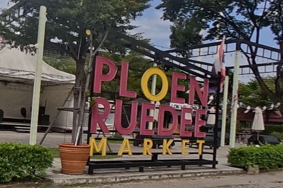 Ploen Ruedee Market sign