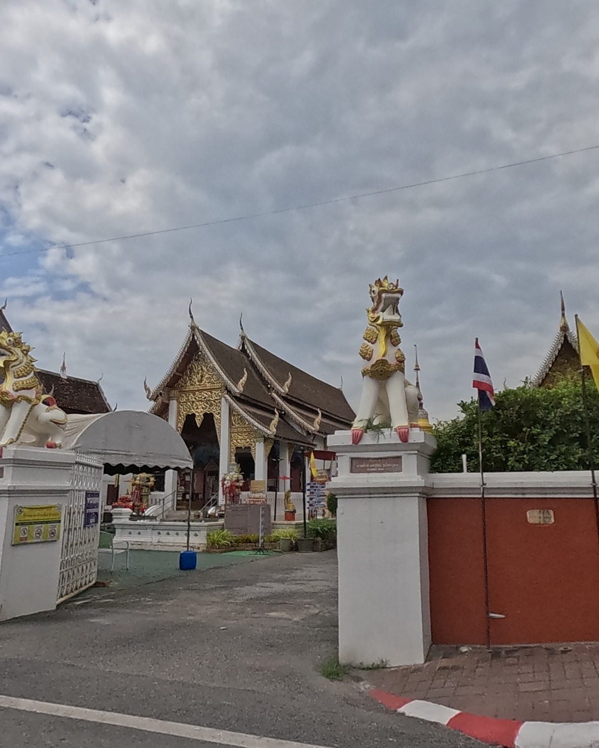 Wat Saimoonmuang's guardian lions