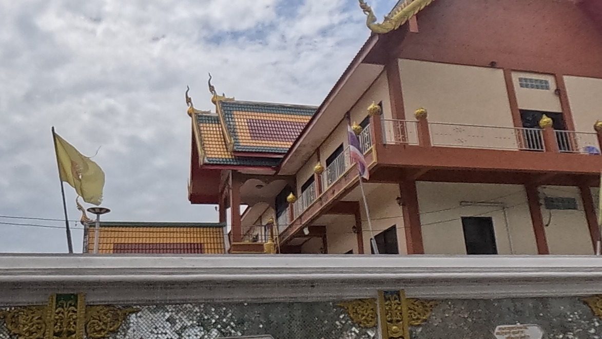 Gilded temple wall, Wat Mo Kham Tuang
