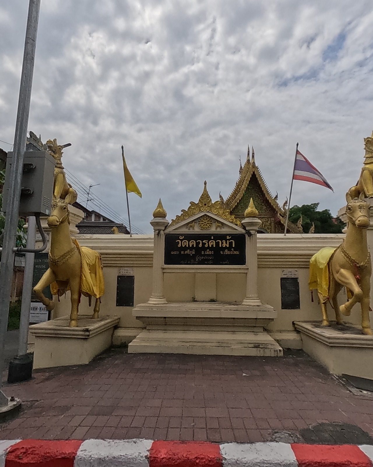 Golden horse guardians, Wat Khuan Kama