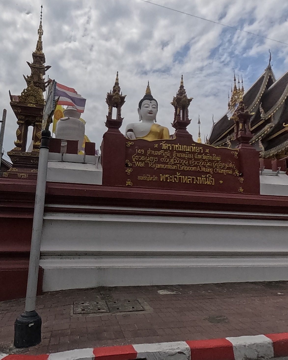 Corner Buddha shrine, Wat Rachamontian