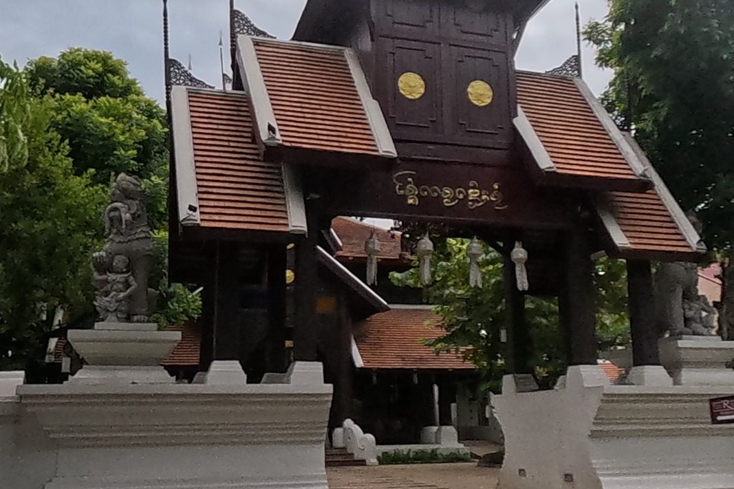 Ornate Lanna gate at The Rim