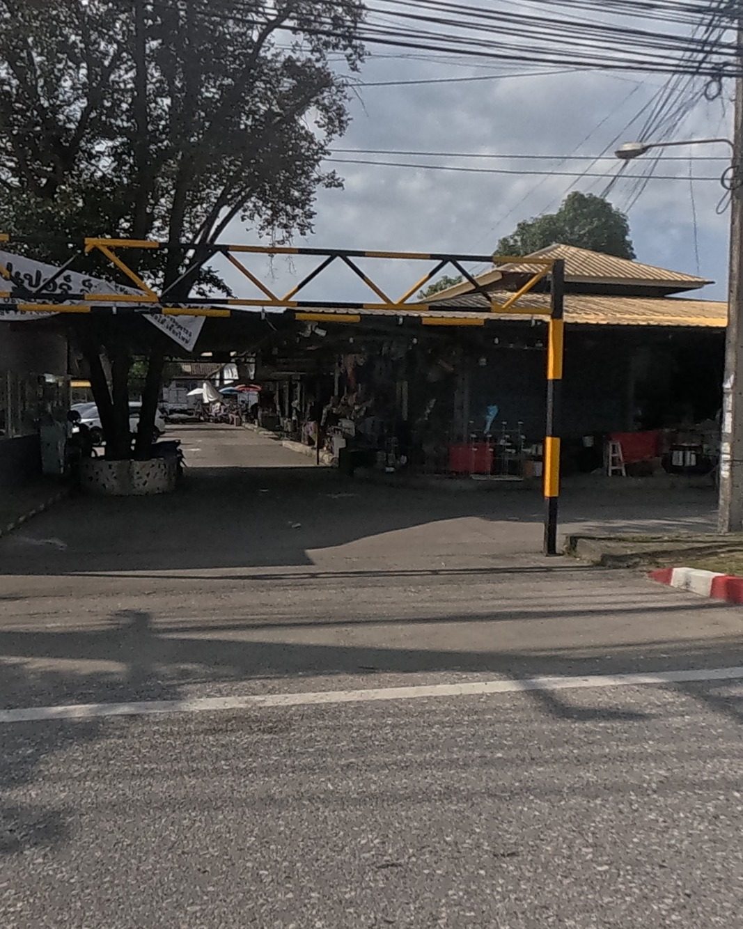 Entrance to the Nim Si Seng flower market