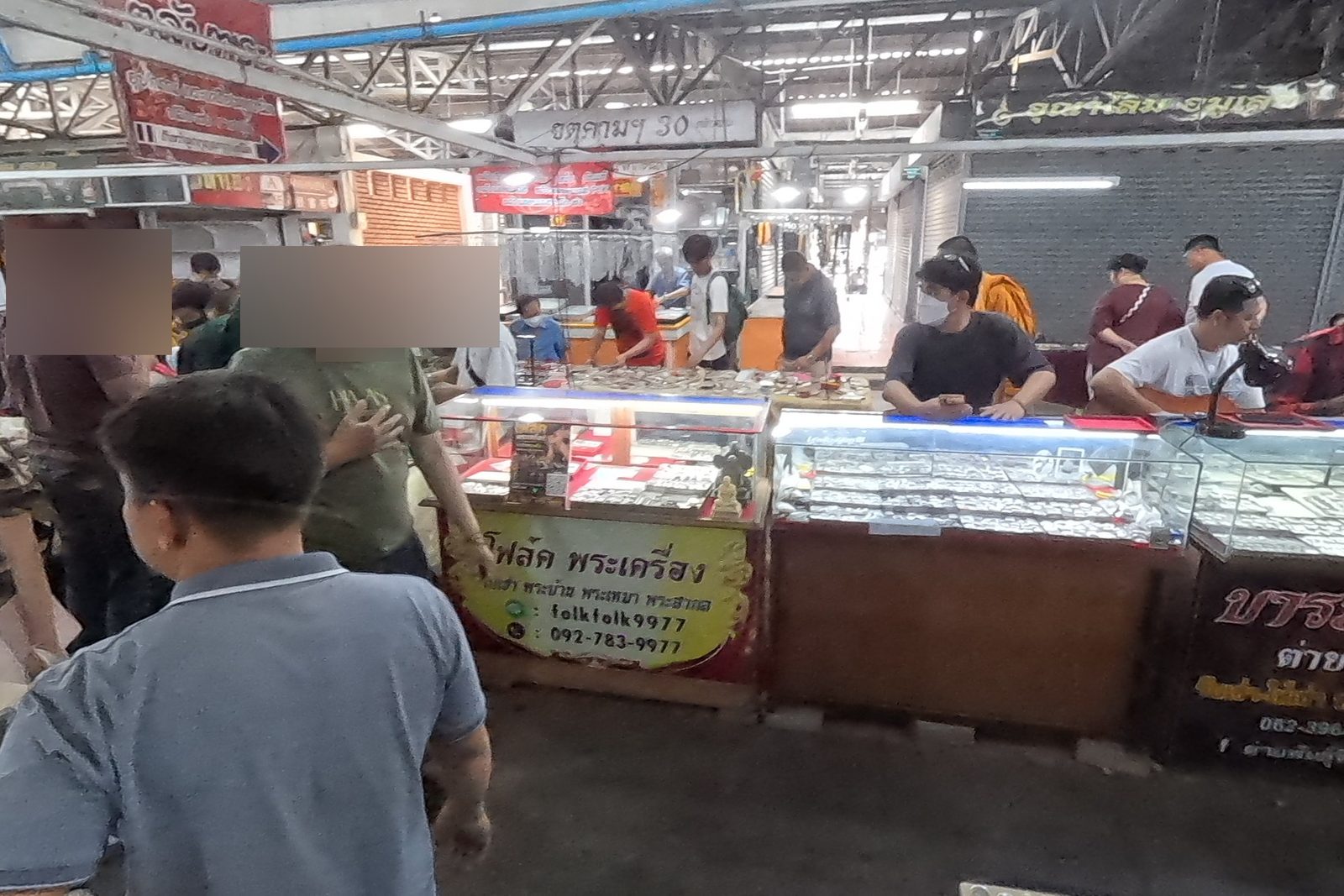 Crowds at the amulet glass counters