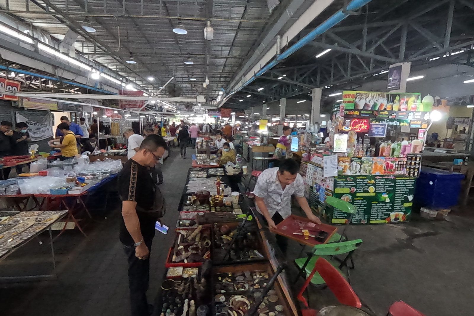 The long aisle of the amulet market