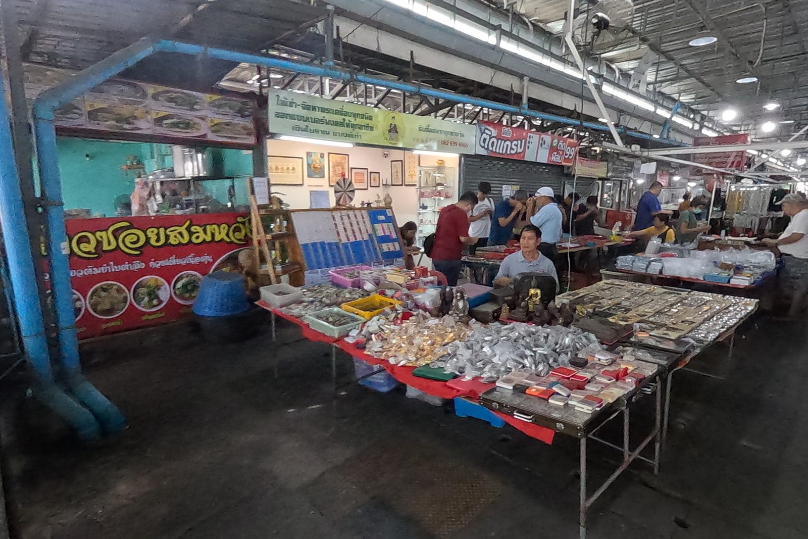 Amulet table beside a khao soi stall