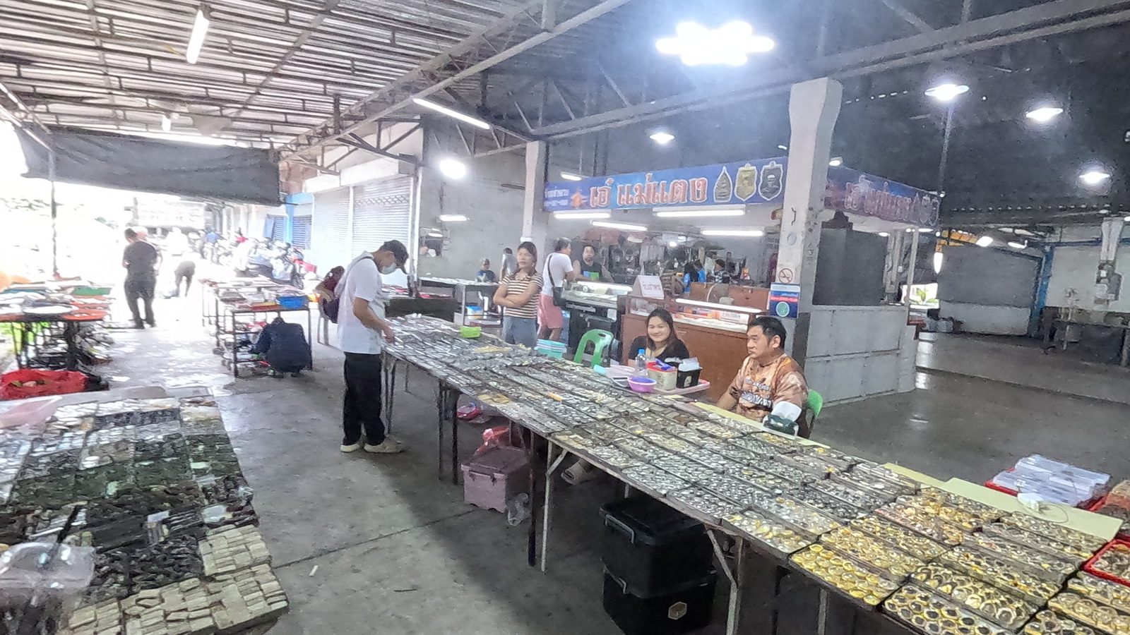 Dealers at the long amulet table
