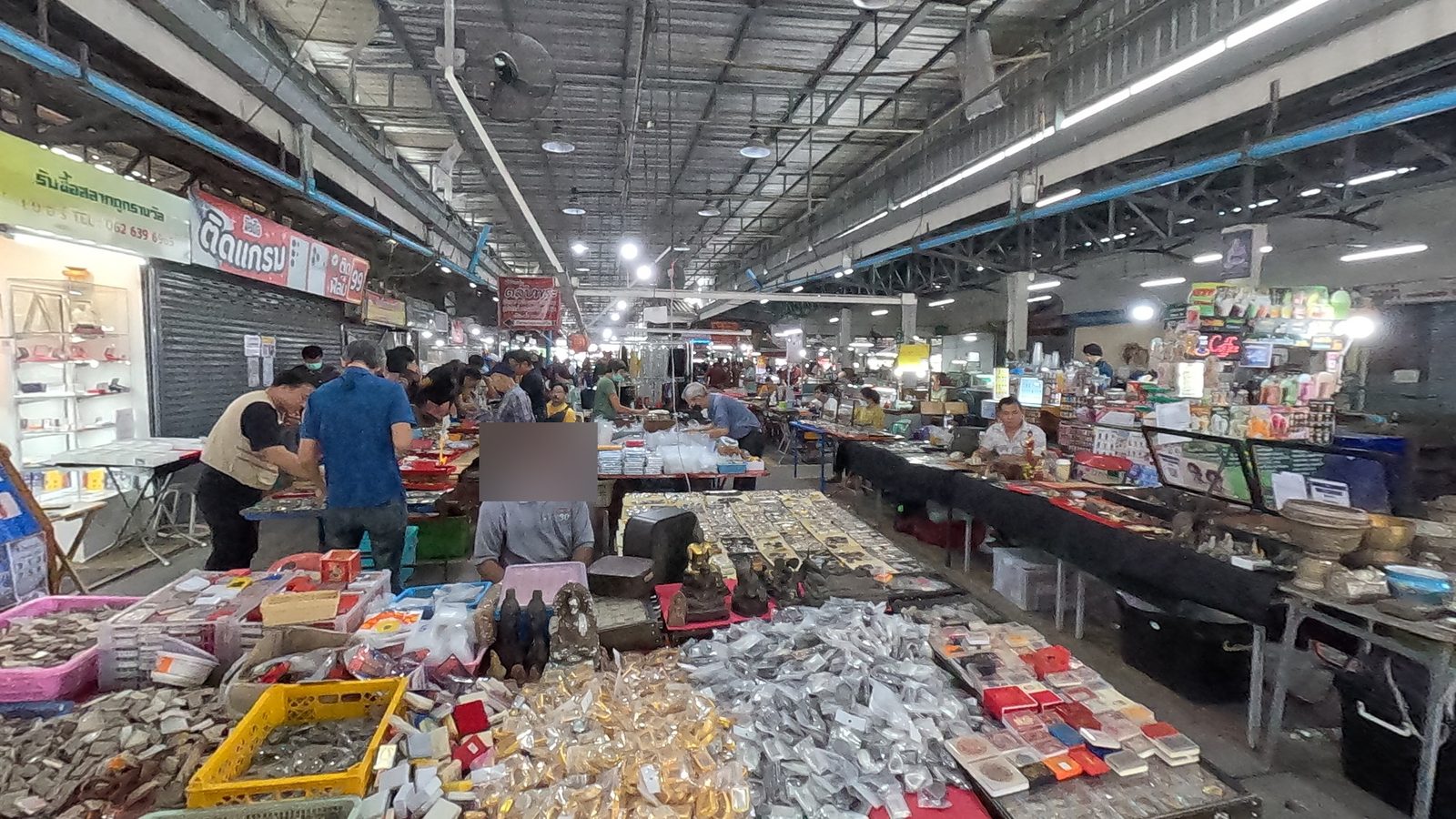 The long hall of the amulet market
