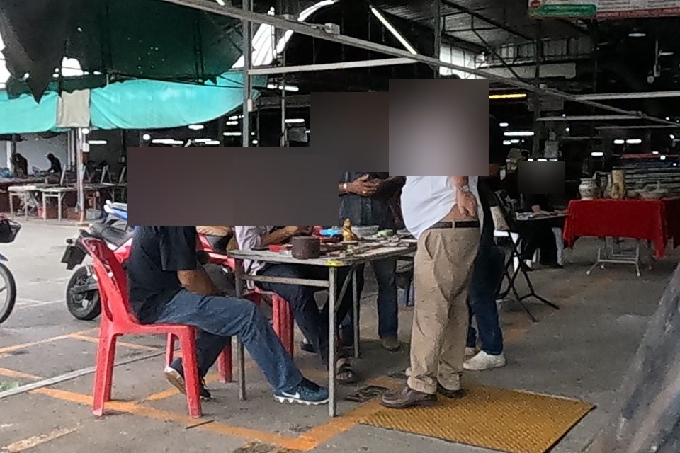 Dealers around a table of amulets