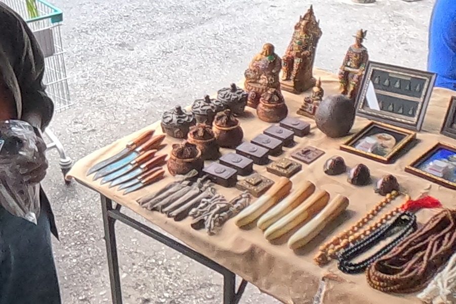 Small knives, carved pots and tusk pieces