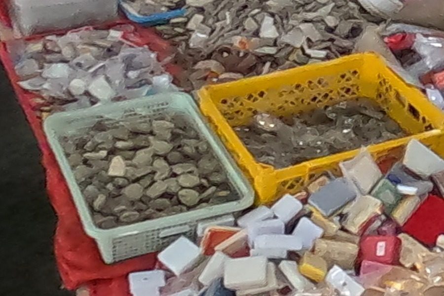 Baskets of loose clay amulets