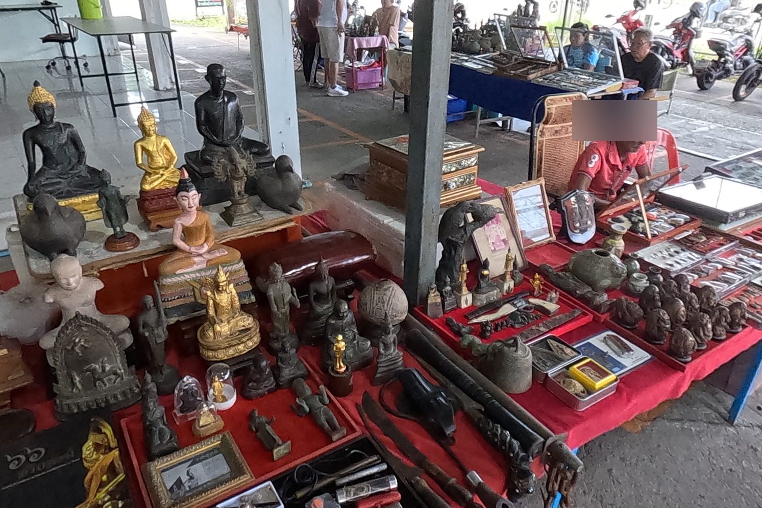 Buddha images, bronze figures and amulet trays