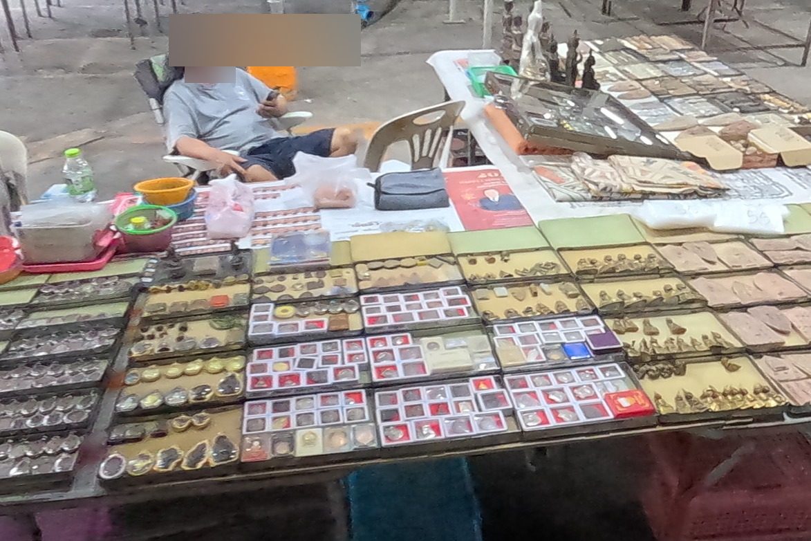 Trays of small amulets with a 60 baht card