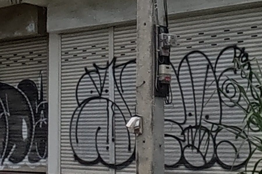 Bubble tags on a roller shutter