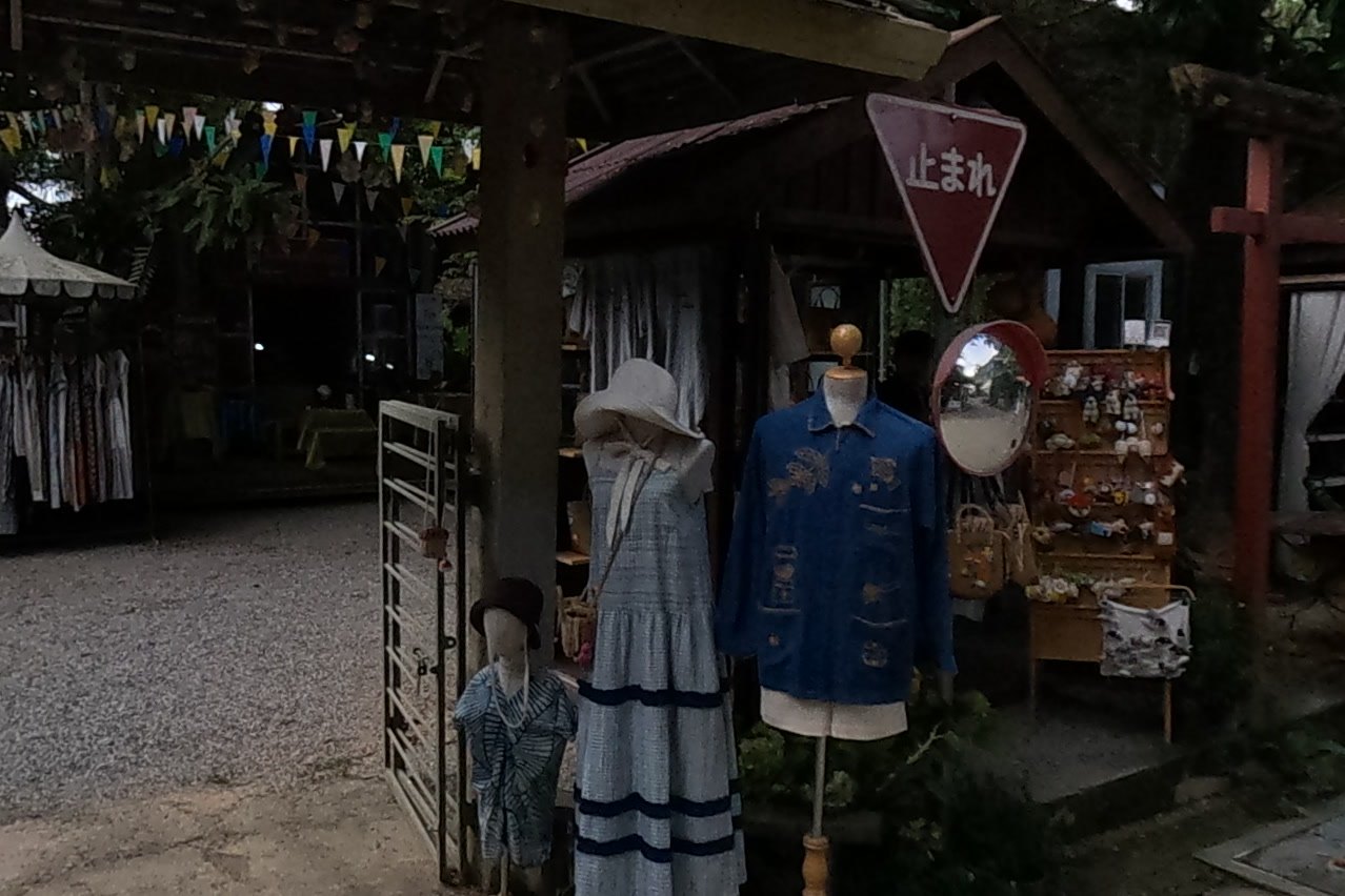 Wiang Usa gateway and the Japanese stop sign — Chamcha Market, San Kamphaeng