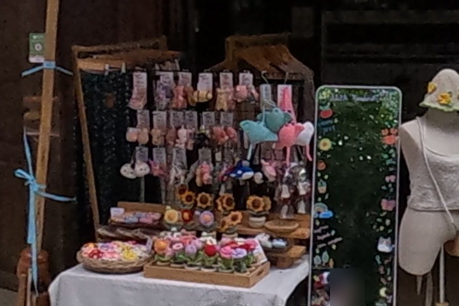 Crochet flowers and animal keyrings at Awila — Chamcha Market, San Kamphaeng
