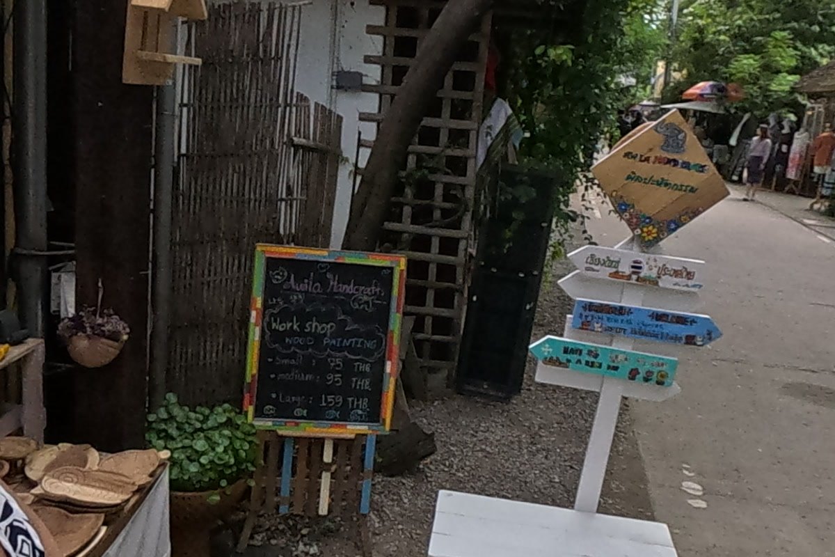 Awila Handicraft at Chamcha Market, San Kamphaeng: painted wooden trays and figures; wood-painting workshop