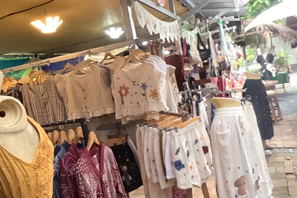 Cotton Cotton Chiangmai at Chamcha Market, San Kamphaeng: hand-painted cotton tops and shorts, embroidered denim jackets