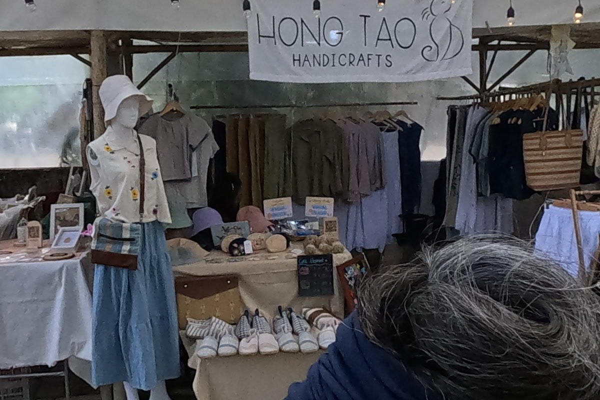 HONG TAO HANDICRAFTS at Chamcha Market, San Kamphaeng: handmade clothing, bucket hats, bags and small wooden goods