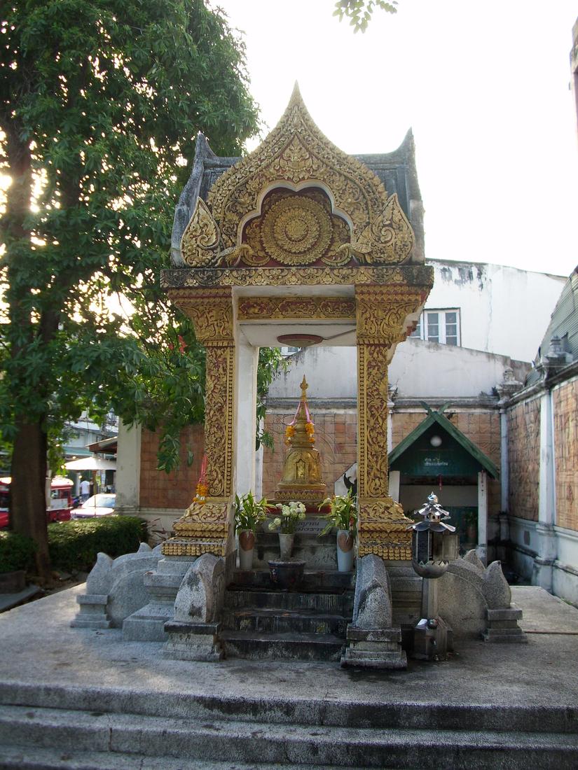 The King Mangrai shrine on Ratchadamnoen Road