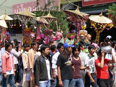 Jaarlijks in maart of april is er het Poy Sang Long Festival, waar jongens in de leeftijd 7-14 jaar als prinsjes worden rondgedragen. Dit kan op schouders of op een pony.